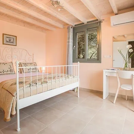Sleeps 5 Pool Air Con Wifi